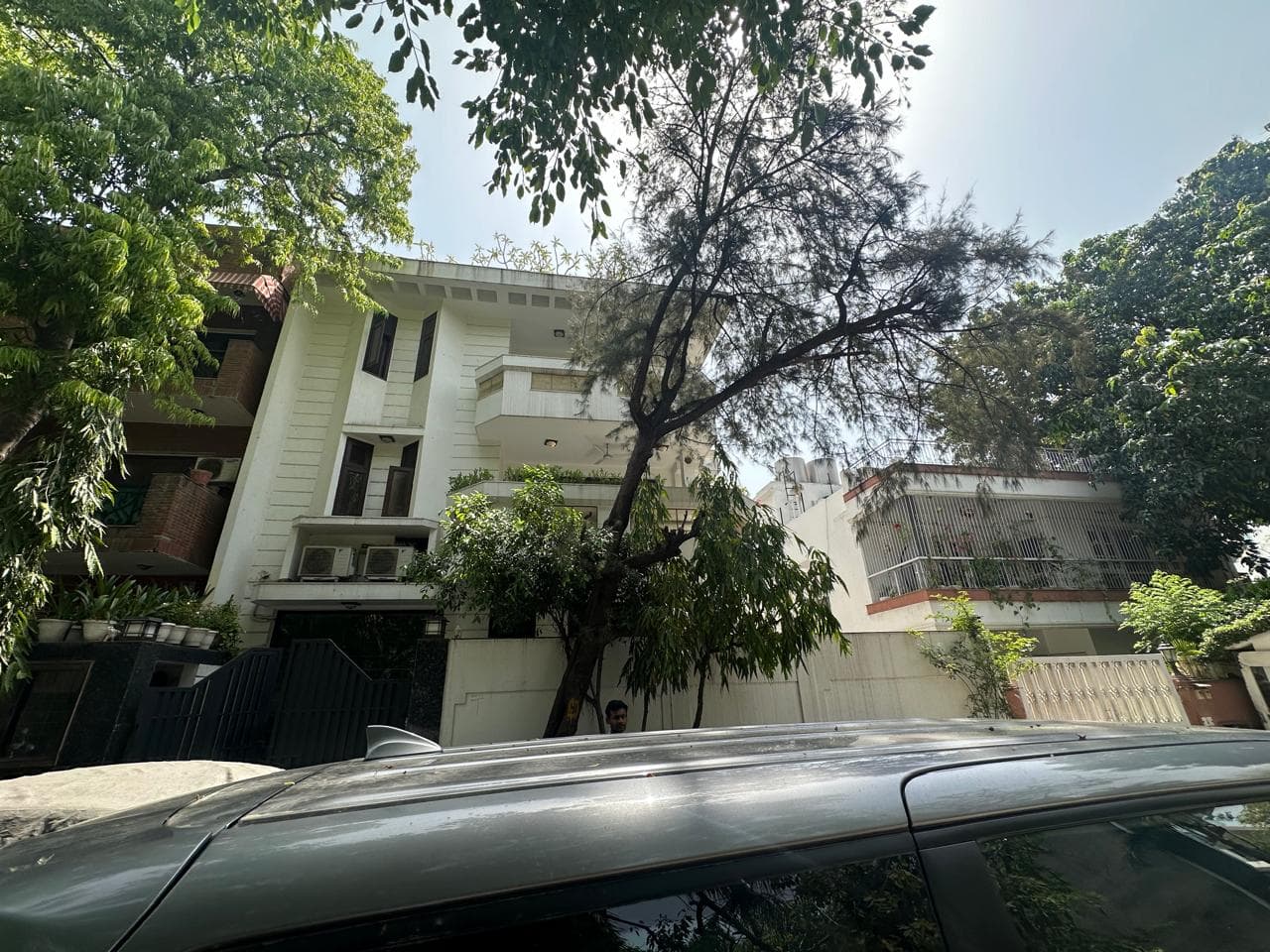 Residential street and villa in Jor Bagh, New Delhi